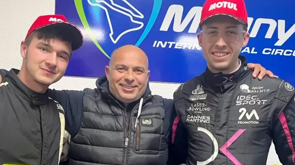 Dominique Palanque entre deux jeunes pilotes, casquettes Motul, au circuit de Magny-Cours