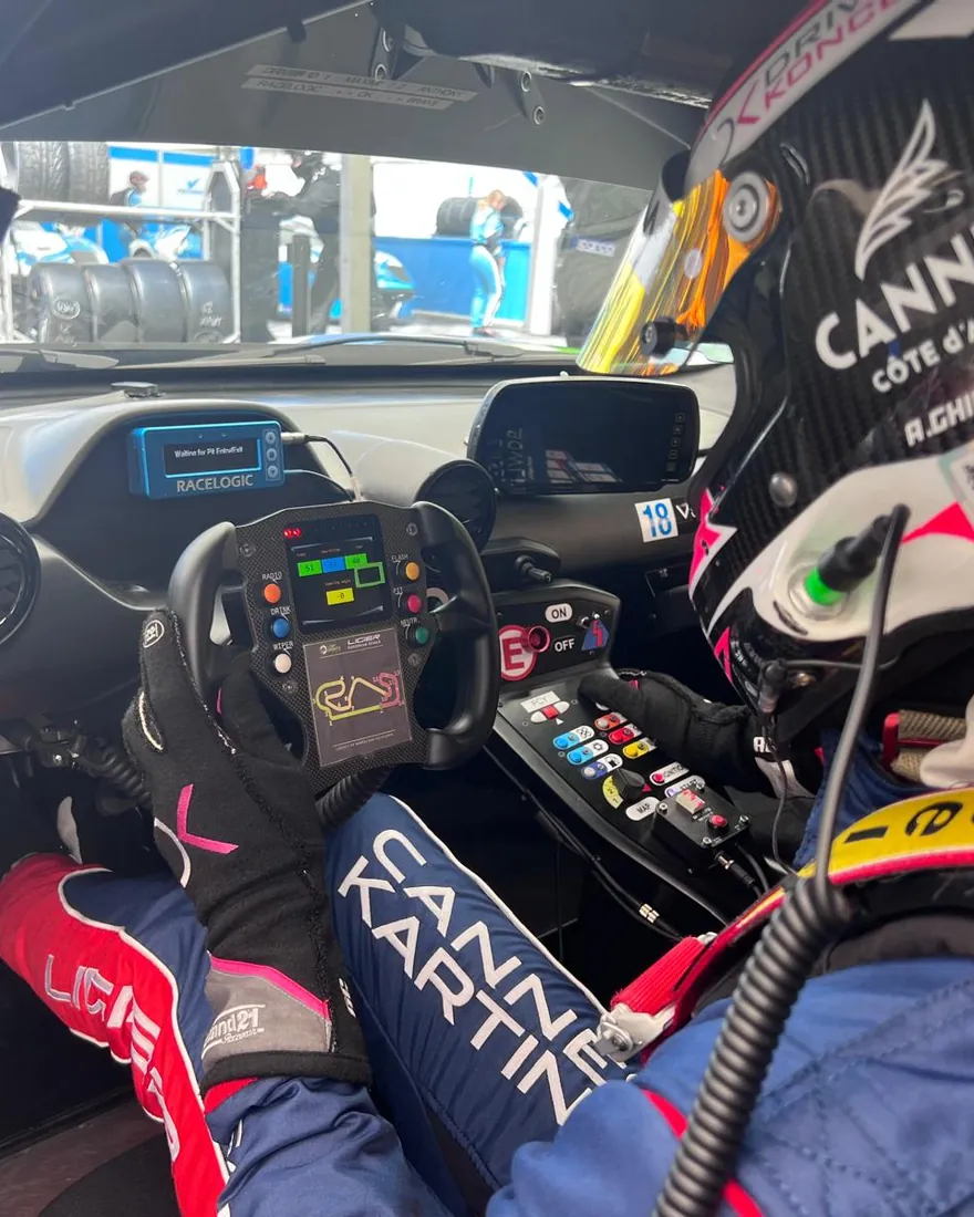 Anthony Ghibaudo au volant de sa Ligier, vu depuis l'habitacle, casque et combinaison Cannes Karting