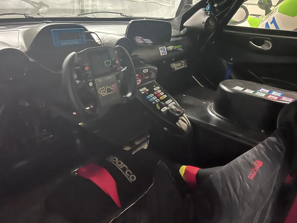 Le baquet et le volant d'une voiture de course, vus de l'habitacle