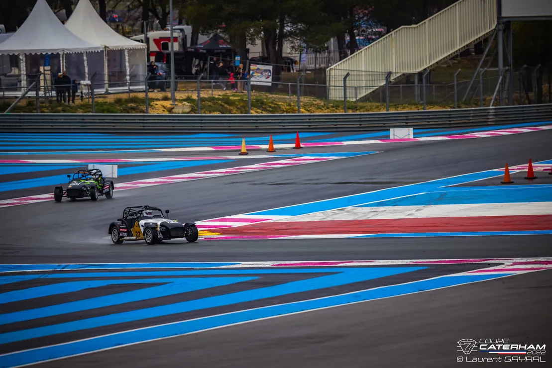 Des Caterham enchaînent les courbes du circuit Paul Ricard