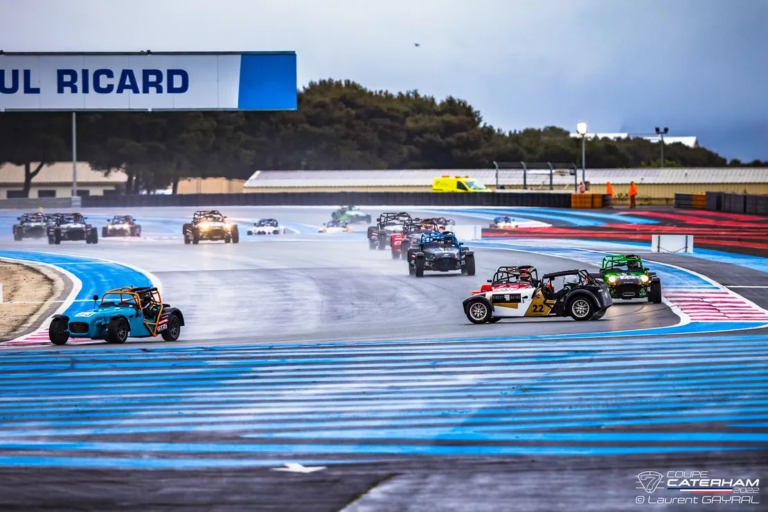 Le peloton de la Coupe Caterham sous la pluie, sur le circuit Paul Ricard