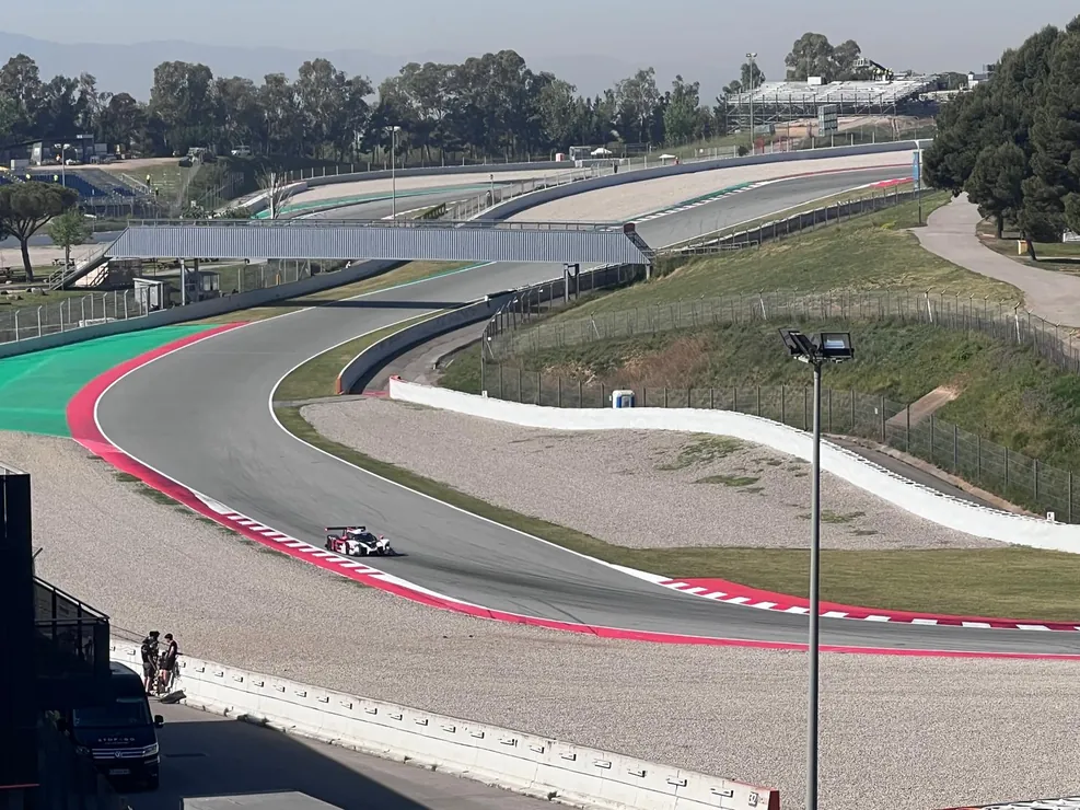 Vue sur les courbes du circuit de Barcelone-Catalogne