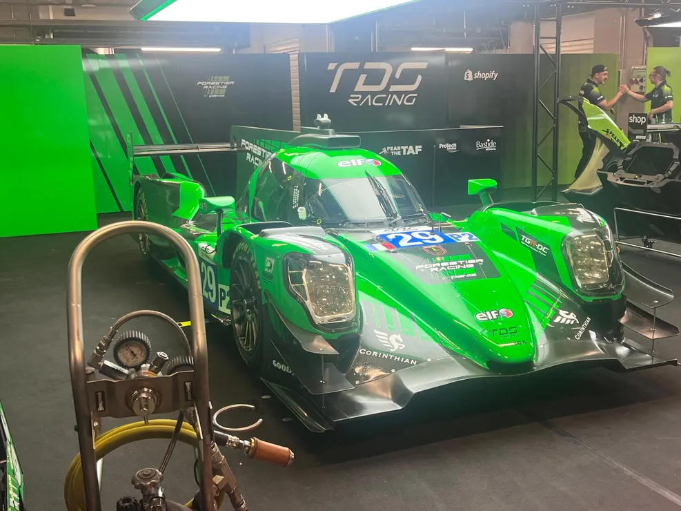 Un prototype d'endurance vert dans son box, prêt pour la séance