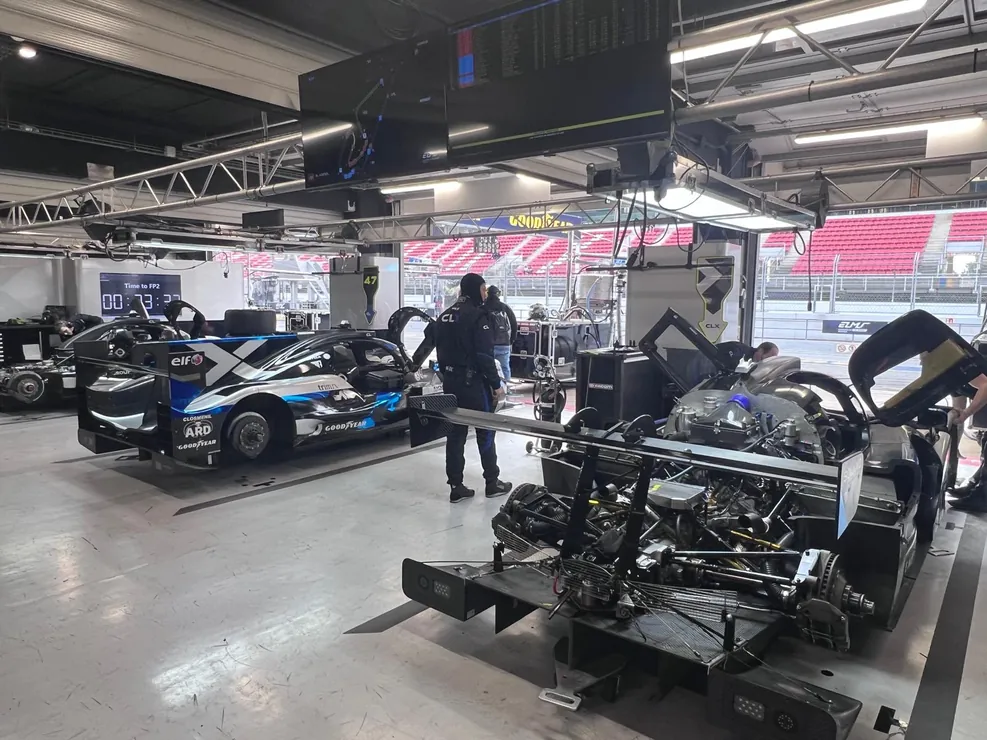 Un prototype d'endurance moteur à nu dans son box, pendant l'intervention des mécaniciens