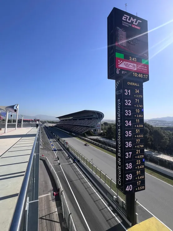 La tour de chronométrage au bord de la ligne droite du circuit de Barcelone