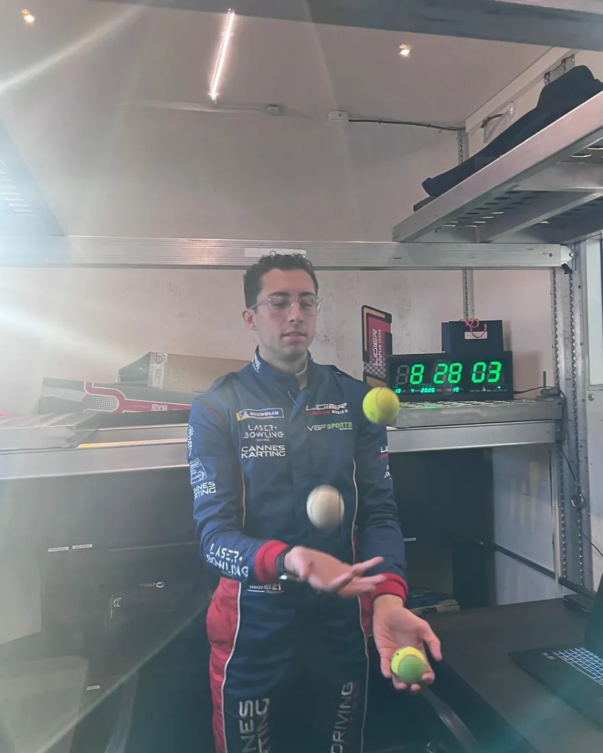 Anthony Ghibaudo, pilote, jongle avec des balles de tennis devant un chronomètre : un exercice d'entraînement cognitif