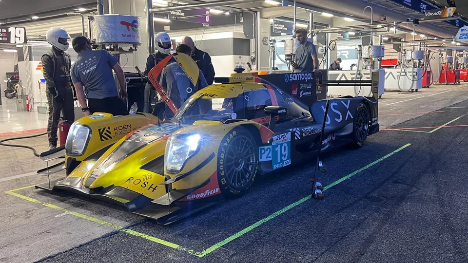 Les mécaniciens d'un team d'endurance autour de leur prototype, dans la voie des stands